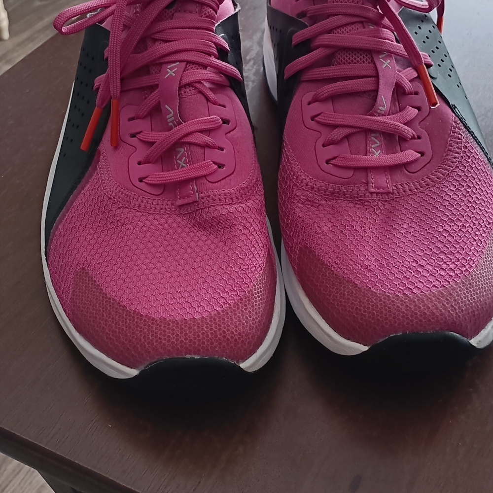 Nike Air Max womans tennis shoes